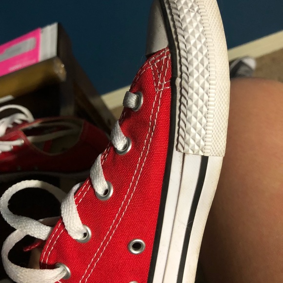 Red converse - Picture 3 of 4